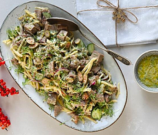 Зеленый салат с каперсами, языком северного оленя\ростбиф англицкий манер с соусом цезарь