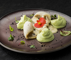 Крылья ската с копченым пюре из сельдерея, ферментированным горчичным соусом и хрустящим ржаным крамблом