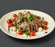 Салат с мясом копчёной утки