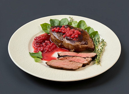 Ростбиф косули в брусничном соусе