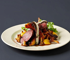 Жареная корейка оленя с мускатной тыквой, лисичками и салатом радичио