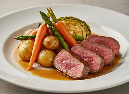 Оленина под сливочно-грибным соусом