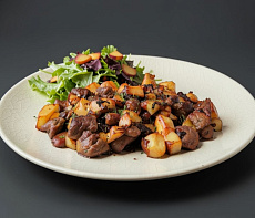 Верблюжатина с луком и картофелем в жаровне