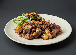 Верблюжатина с луком и картофелем в жаровне