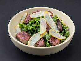 Салат со стейком из сердца конины