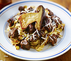 Дикий кабан с пастой и грибами