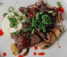 Язык лося с шампиньонами и сельдереем в пряном соусе