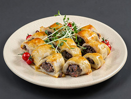 Рулетики из слоёного теста с олениной