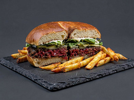 Ассорти гамбургеров с диким мясом