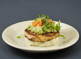 Сочные котлеты из трески с картофельным пюре и авокадо