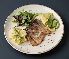 Муксун на гриле с хрустящими кабачками и тархуном