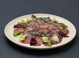 Карпаччо из косули с салатом из трав
