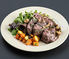 Стейк из страуса с вином и грибным соусом