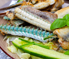 Сарган жареный на сковородке