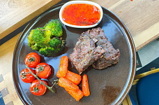 Превью Дикое мясо и рыба в ресторане. Москва