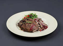 Окорок оленя в брусничном маринаде