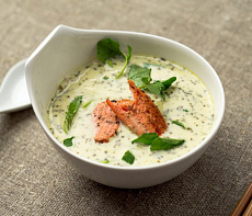 Суп с сёмгой на огуречно-йогуртовой основе