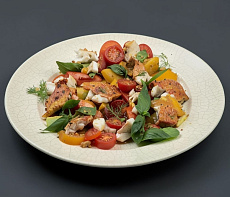 Обжаренная кефаль с хрустящими панировочными сухарями и салатом из помидоров и ароматных трав