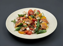 Обжаренная кефаль с хрустящими панировочными сухарями и салатом из помидоров и ароматных трав