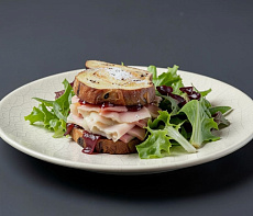 Сэндвич с копченым кабаном, сыром и малиновым вареньем