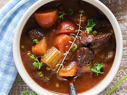Окорок лося, тушенный с овощами
