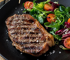 Мраморный стриплойн-гриль под дюксельским соусом