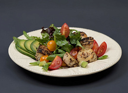 Тёплый салат с авокадо и морскими гребешками