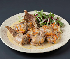 Нутрия с луком в сметане