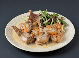 Нутрия с луком в сметане