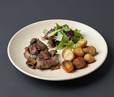 Печень страуса, запеченная в красном вине