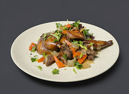 Нутрия запечённая на овощной подушке