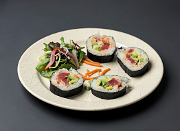 Острые роллы с тунцом и авокадо