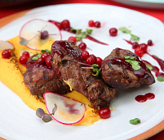 Медальоны из лосятины с пюре из тыквы и пастернака и вишнево-имбирным соусом