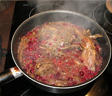 Тушёный молодой глухарь с брусникой и салом