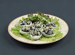 Салат с черной икрой и огурцами