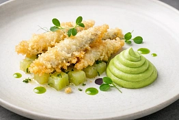 Корюшка обжаренная в темпуре с конфи из огурцов и муссом из зеленого горошка