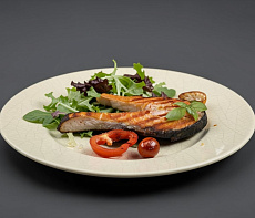 Стейки из чавычи в маринаде с маслинами