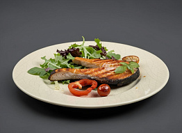 Стейки из чавычи в маринаде с маслинами