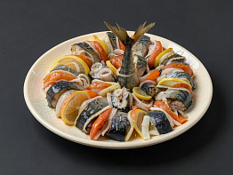 Скумбрия, запеченная с овощами и лимоном