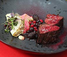 Шатобриан из лосятины с брусничным соусом