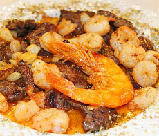 Мясо страуса, тушенное с креветками и шалфеем