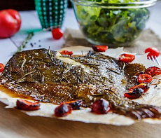 Камбала печёная с черри