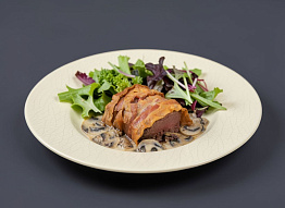 Косуля под сливочно-грибным соусом