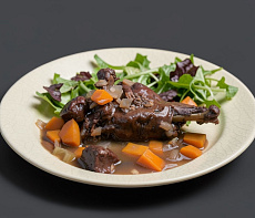 Заяц, томленный в духовке под соусом из красного вина