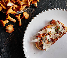 Брускетта с лисичками
