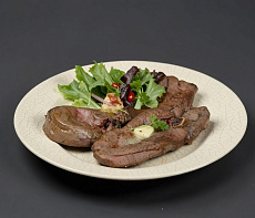 Стейк из окорока северного оленя на кости