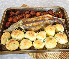 Запеченная стерлядь в духовке с картошкой и грибами