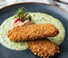 Корюшка в ореховой панировке с огуречным соусом