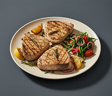 Стейки из дикой рыбы-меч на гриле