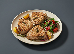 Стейки из дикой рыбы-меч на гриле